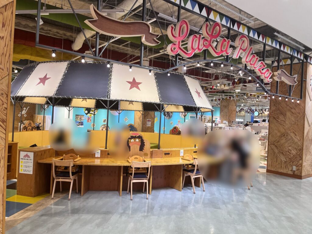 トイザらス前の遊び場全体の写真
