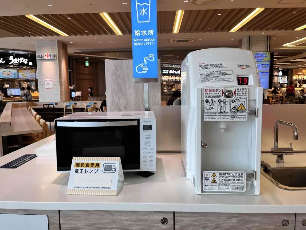 3階フードコートの離乳食専用レンジ、シンク、調乳用のお湯の写真