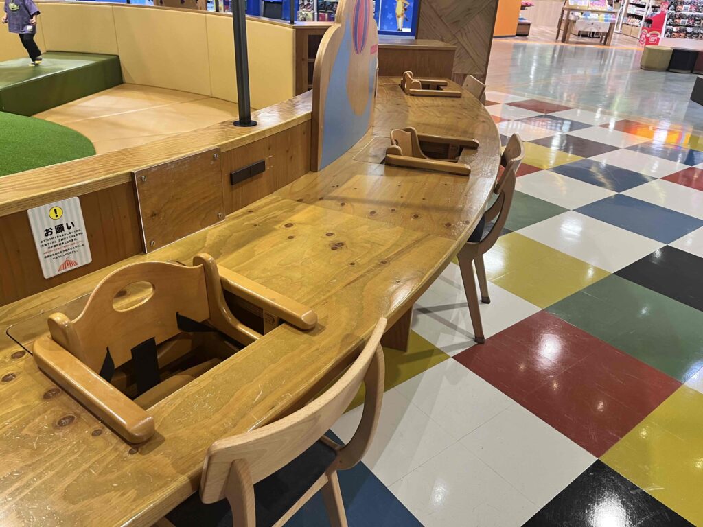3階広場まわりのカウンター席の椅子
